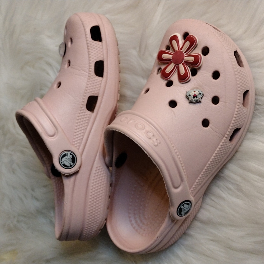 Crocs pink says sz M 1 W 3 will fit a child. - Picture 2 of 8